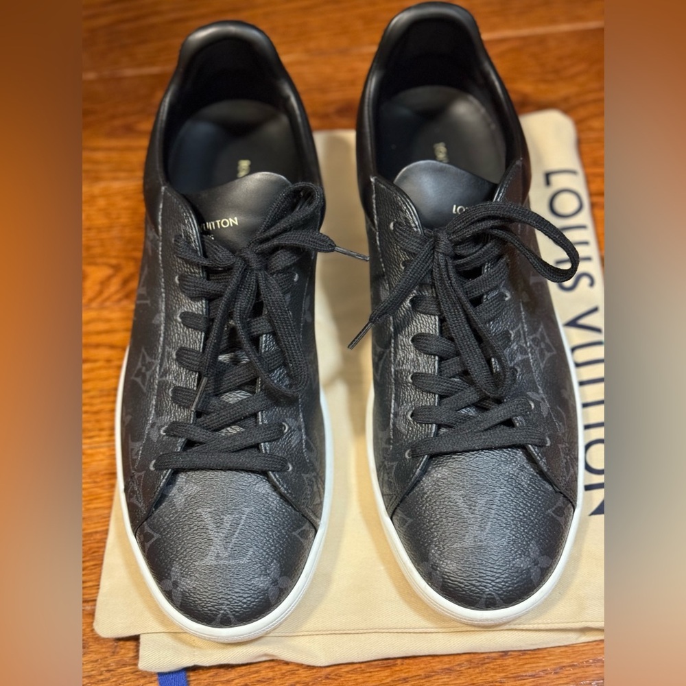 louis vuitton sneaker shoes for men. size 9UK 10 US in black color, used 4 times